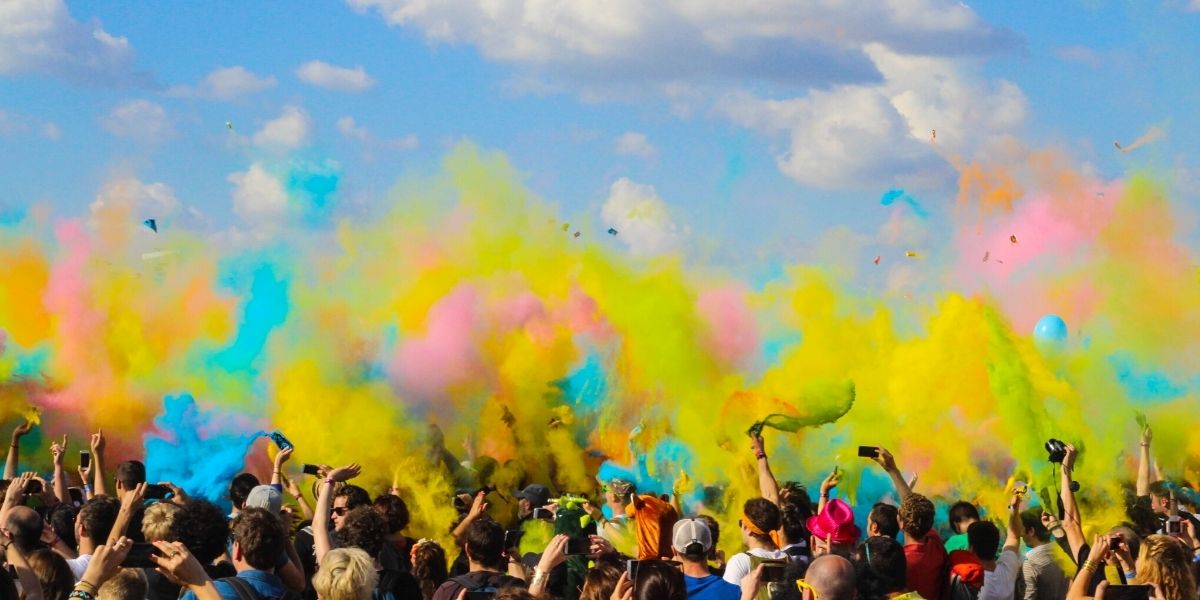 VAW-Festival von Virtual Assistant Women, hier winkende Menschen und bunte Gaswolken