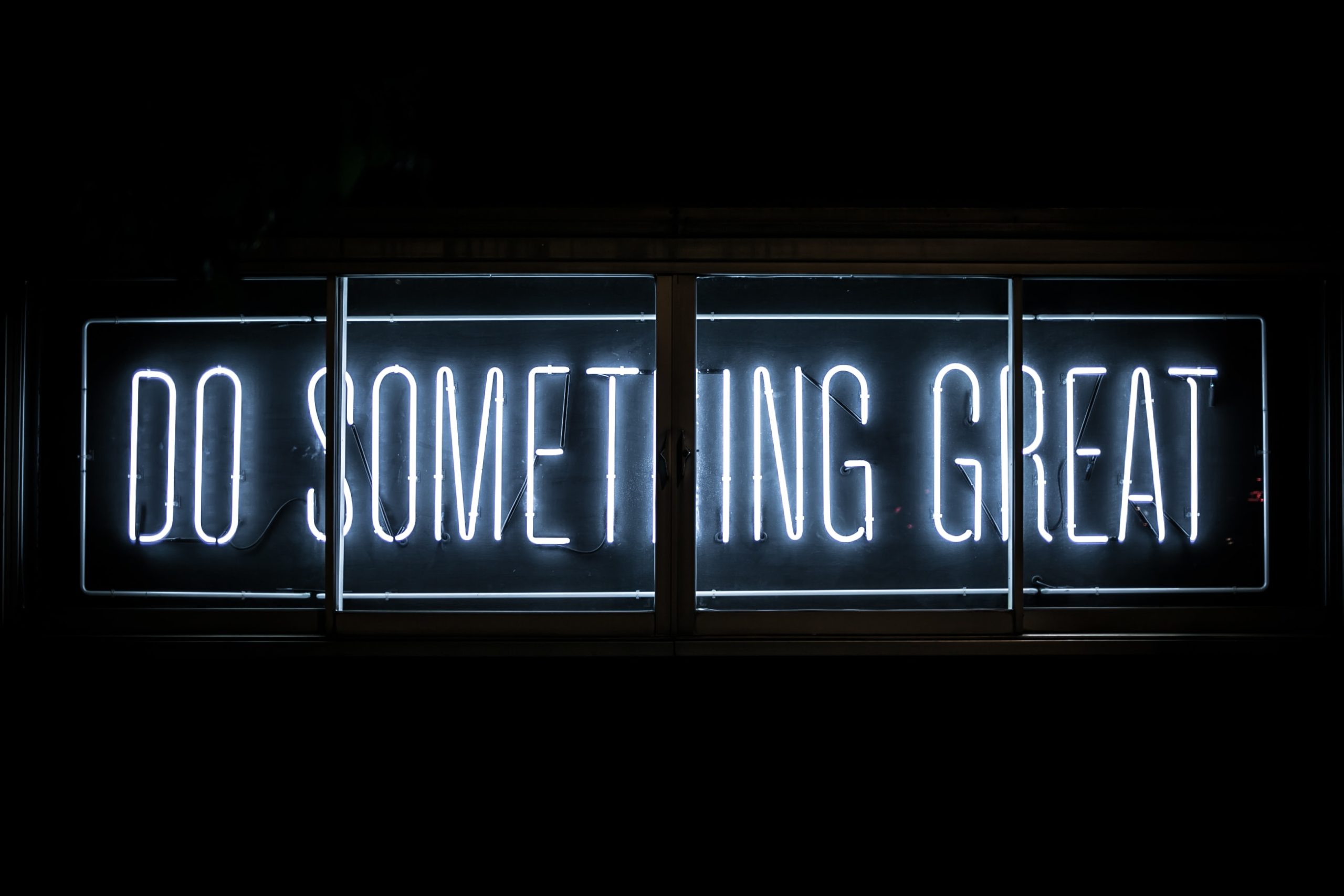 Leuchtschild "Do something great" - Warum du eine Website brauchst und ihre Vorteile gegenüber den sozialen Medien
