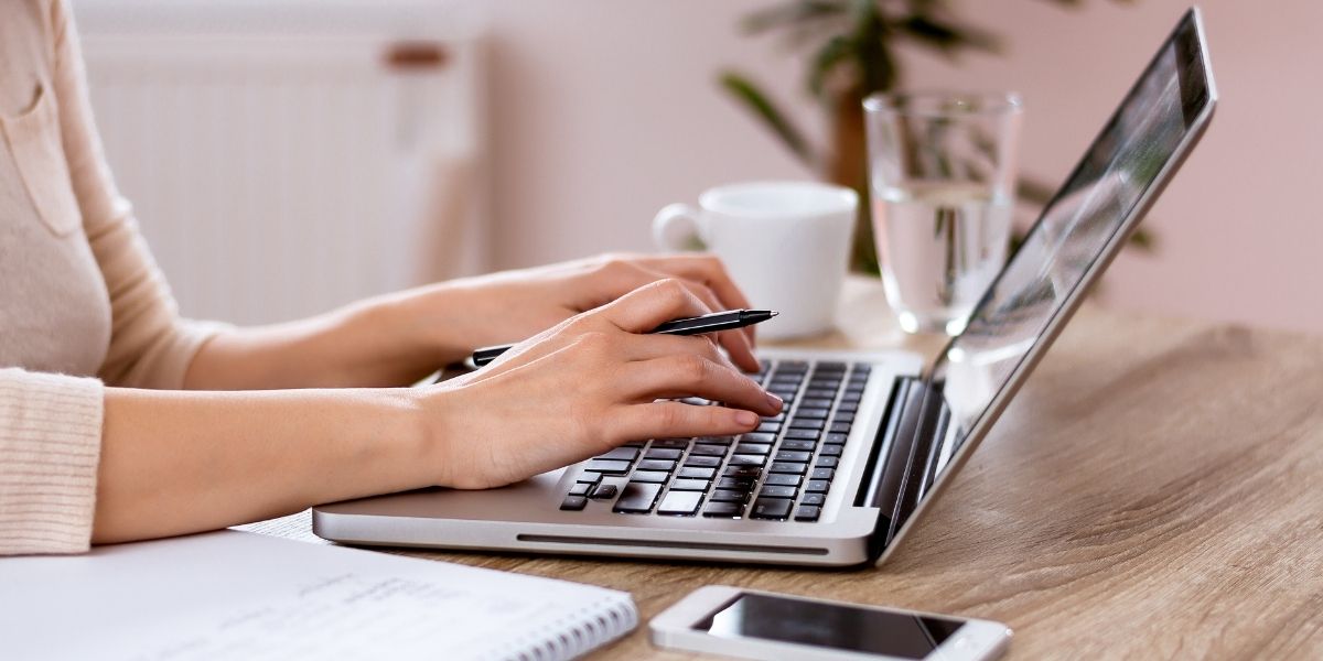 Frau sitzt am Laptop: Start eines Blogs