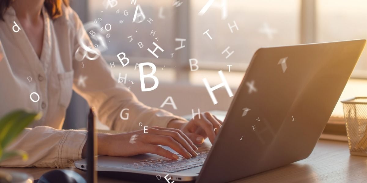 Welcher WordPress-Editor ist der beste? Hier Frau am Laptop, schreibend, über der Tastatur schwebt eine Buchstabenwolke.
