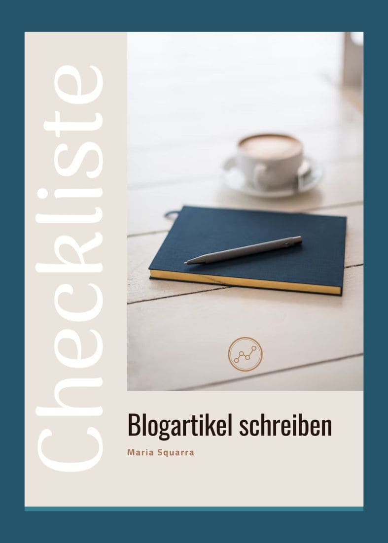 Cover des Gratisangebots Checkliste Blogartikel schreiben, im Bild: schwarzes Bullet Journal, weiße Kaffeetasse auf weißer Tischplatte aus Holz