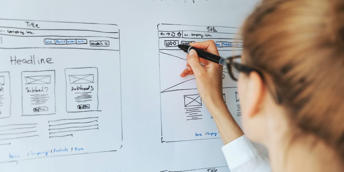 Website Relaunch, im Bild: Frau beim Planen der Website Mockups