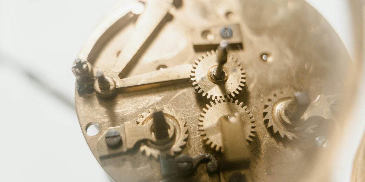 Tools für Webdesign-Projekte, hier Zahnräder eines Uhrwerks in gebürstetem Messing, die teilweise ineinandergreifen