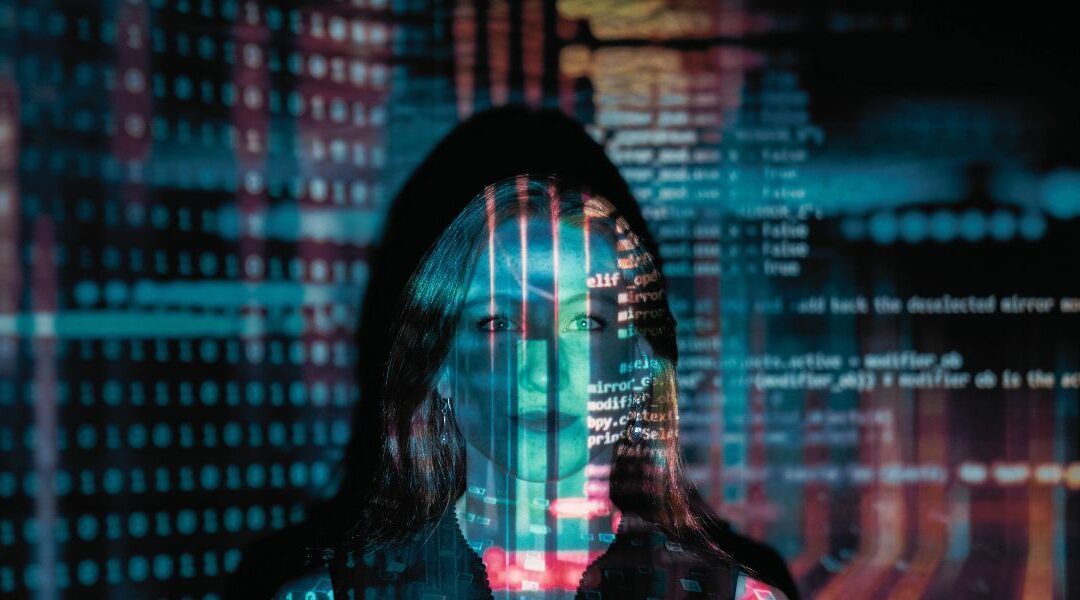 Generative Engine Optimization, hier dargestellt anhand einer Frau mit langen blonden Haaren, deren Gesicht von Code und bunten Lichtern in türkis und rot einer Bildschirmoberfläche überlagert ist.