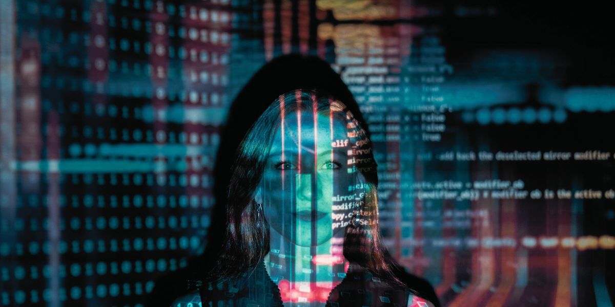 Generative Engine Optimization, hier dargestellt anhand einer Frau mit langen blonden Haaren, deren Gesicht von Code und bunten Lichtern in türkis und rot einer Bildschirmoberfläche überlagert ist.