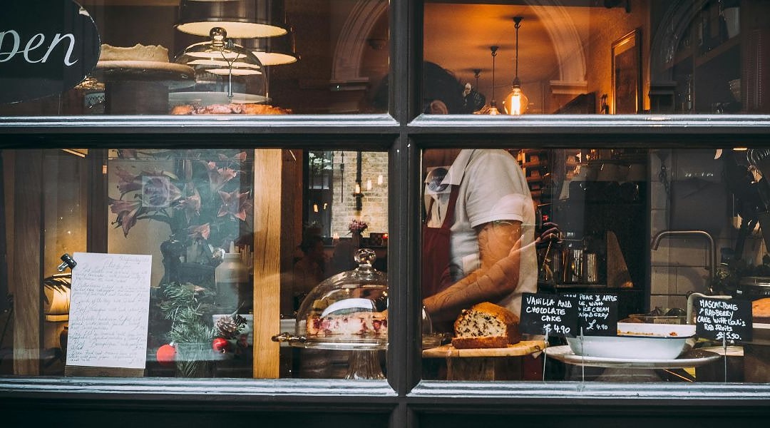 Bäckerei-Websites KI-fit gestalten, hier Schaufenster einer modernen Bäckerei im Vintage Style