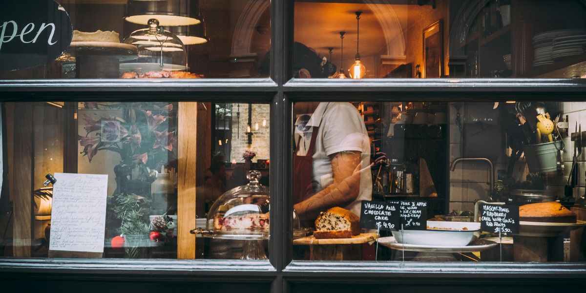 Bäckerei-Websites KI-fit gestalten, hier Schaufenster einer modernen Bäckerei im Vintage Style
